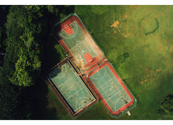 LA CASSAZIONE CHIARISCE I REQUISITI NECESSARI ALLE ASSOCIAZIONI SPORTIVE DILETTANTISTICHE E ALLE SOCIETÀ SPORTIVE NON COMMERCIALI PER BENEFICIARE DELL’ESENZIONE PER LA DIFFUSIONE DELLA MESSAGGISTICA PUBBLICITARIA ALL’INTERNO DI STRUTTURE E DI IMPIANTI