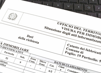 LA CORTE DI CASSAZIONE CONFERMA CHE LA MODIFICA DELLA CATEGORIA E DELLA RENDITA CATASTALE PER LA DETERMINAZIONE DELL’IMPONIBILE AI FINI IMU RETROAGISCE SOLO QUANDO L’ATTRIBUZIONE È CONSEGUENTE AD ERRORI ORIGINARI DI ATTRIBUZIONE