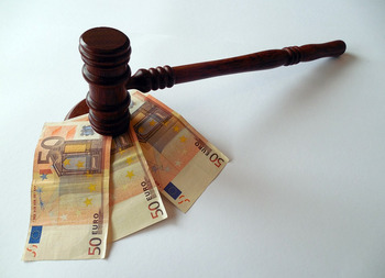 LA CASSAZIONE RILEVA CHE IN CASO DI ESTINZIONE DEL GIUDIZIO PER RINUNCIA DI UNA PARTE AL CONTENZIOSO E ACCETTAZIONE DELLA CONTROPARTE, LE SPESE PROCESSUALI VANNO COMPENSATE SOLO SE C’È UN ESPRESSO ACCORDO