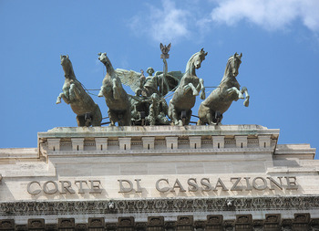 È DA CONSIDERARSI NULLA LA NOTIFICA DI UN ACCERTAMENTO ESECUTIVO ESEGUITA PRESSO LA SEDE DI UNA SOCIETÀ FUSA PER INCORPORAZIONE IN ALTRA SOCIETÀ IN DATA SUCCESSIVA ALLA SUA CANCELLAZIONE DAL REGISTRO DELLE IMPRESE