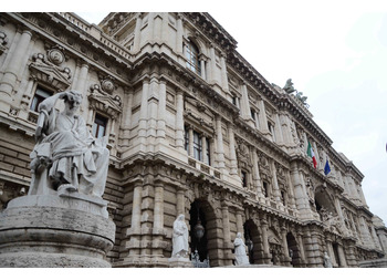 LA CASSAZIONE CONFERMA CHE IN CASO DI RINUNCIA AL RICORSO DA PARTE DEL CONTRIBUENTE, LE SPESE POSSONO ESSERE COMPENSATE, SOLO SE VI È UNA FORMALE ACCETTAZIONE DELL'AMMINISTRAZIONE COMUNALE